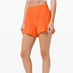 Lululemon Hotty Hot Short 4” *Logo size 6 VGUC